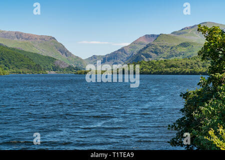 Blick über Llyn Padarn in der Nähe von Llanberis, von Brynrefail, Gwynedd, Wales, UK gesehen Stockfoto