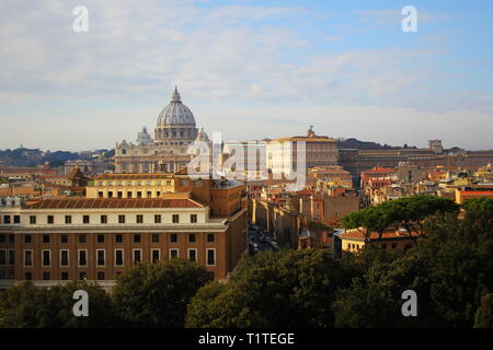 Rom, Italien, 30. Dezember 2018: Panorama von Rom und Blick auf St. Peter's Basilica (Vatikan) von der Engelsburg (Castel Sant'Angelo). Stockfoto