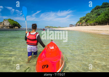 Kanufahren auf dem Meer, ziehen das Kanu. Ngandong Strand, Spezielle Region Yogyakarta Stockfoto