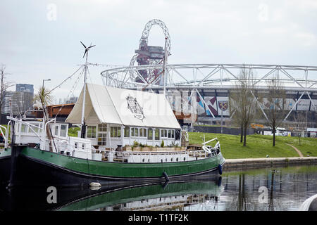 London. Hackney. Barge bar in Hackney wick Kanal und einen Blick auf das Olympiastadion Stockfoto
