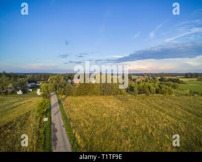 Dorf in Polen, landwirtschaftliche Fläche Stockfoto