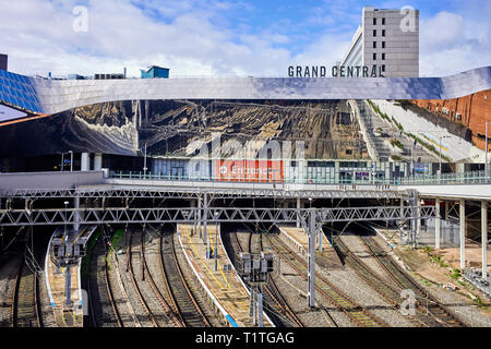 Blick über die Mauer auf die neue Grand Central Einkaufszentrum oberhalb der Eisenbahnlinien an der Birmingham New Street Station Stockfoto