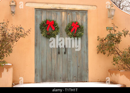 Haus Eingang in Santa Fe, New Mexico, USA. Adobe Gebäude. Südwesten - Architektur. Stockfoto