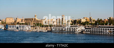 Ägypten, Luxor, Blick über den Nil zum Luxor-Tempel Stockfoto