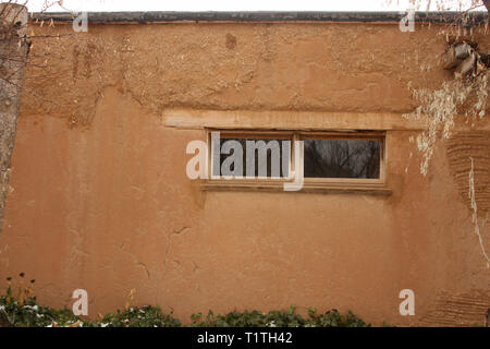 Einfaches lehmhaus mit Flachdach in Santa Fe, New Mexico, USA. Stockfoto