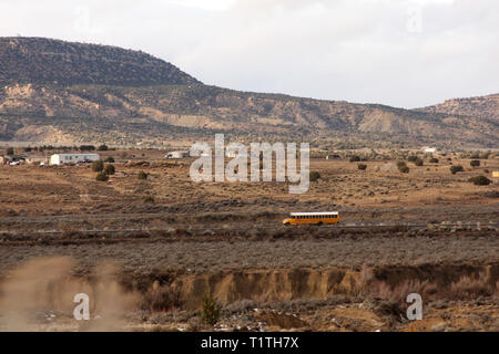 School Bus auf der Straße in New Mexico, USA Stockfoto