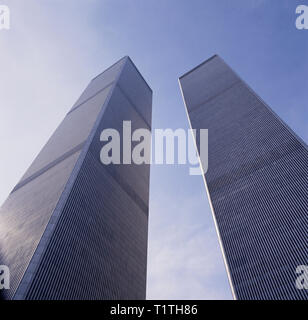 Das World Trade Center Twin Towers im Jahr 1991 vom Eingang gesehen und gesehen in Frosch Perspektive, NYC, USA Stockfoto