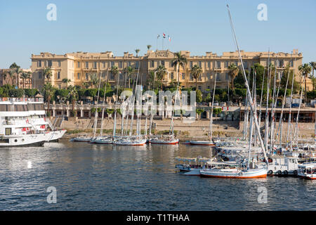 Ägypten, Luxor, Blick über den Nil zum Hotel Winter Palace Stockfoto