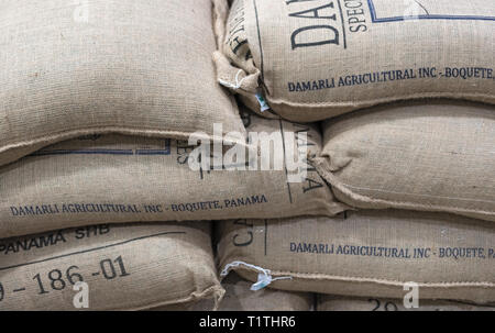 Kaffee Bohnen in Säcke verpackt für den Export Stockfoto