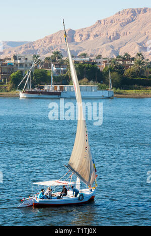 Ägypten, Luxor, Blick über den Nil zur Westbank, Segelboot Stockfoto