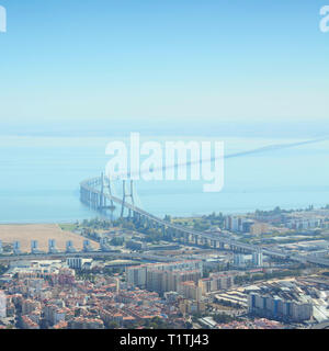 Die Vasco-da-Gama-Brücke ist eine Schrägseilbrücke über Viadukte und rangeviews in Lissabon, die Hauptstadt Portugals, flankiert Stockfoto