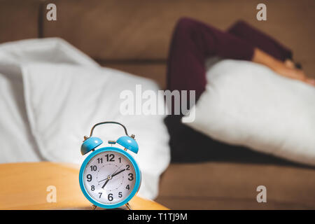 Nahaufnahme Blick auf einen Kerl, der versucht, versteckt unter einem Kissen schlafen Stockfoto