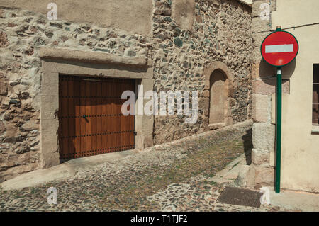 Hölzerne Tür auf einer alten Fassade und KEIN EINTRAG Verkehrsschild in Caceres. Eine charmante Stadt mit einem vollständig erhaltenen Altstadt in Spanien. Stockfoto