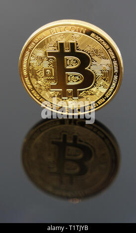 Physische Version von Golden bitcoin. Für Ihren Text. Stockfoto