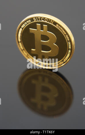 Physische Version von Golden bitcoin. Für Ihren Text. Stockfoto