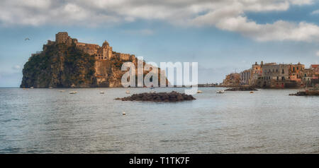 Insel Ischia vom Wasser, Neapel Italien Stockfoto