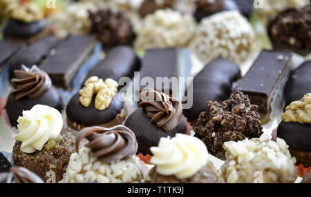 Verschiedene hausgemachte Pralinen Trüffel, Catering Essen, Bild Stockfoto