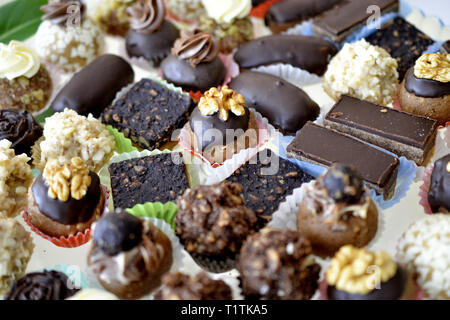 Verschiedene hausgemachte Pralinen Trüffel, Catering Essen, Bild Stockfoto