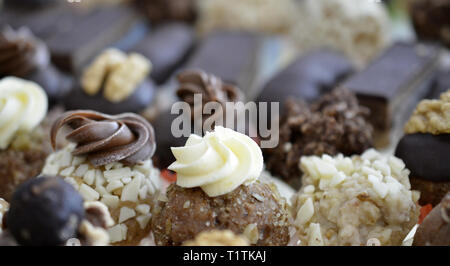 Verschiedene hausgemachte Pralinen Trüffel, Catering Essen, Bild Stockfoto