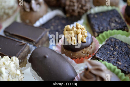 Verschiedene hausgemachte Pralinen Trüffel, Catering Essen, Bild Stockfoto