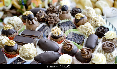 Verschiedene hausgemachte Pralinen Trüffel, Catering Essen, Bild Stockfoto