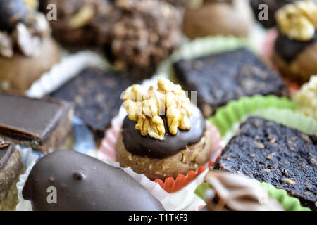 Verschiedene hausgemachte Pralinen Trüffel, Catering Essen, Bild Stockfoto