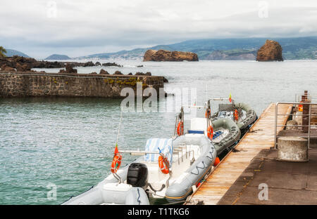 Motorboote am Pier Madalena, Verkehr zwischen den Inseln Pico und Faial, Azoren Stockfoto