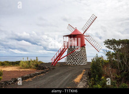 Mühle am Ufer des Atlantischen Ozeans, die Insel Pico, Azoren Stockfoto