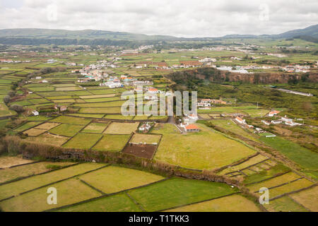 Blick auf das Dorf und die Felder auf der Insel Terceira, Azoren Stockfoto