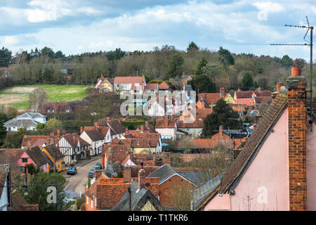 Erhöhte Blick über Kersey Dorf und die Landschaft von der Hügel an der St. Mary's Kirche. Suffolk, East Anglia, England, UK. Stockfoto