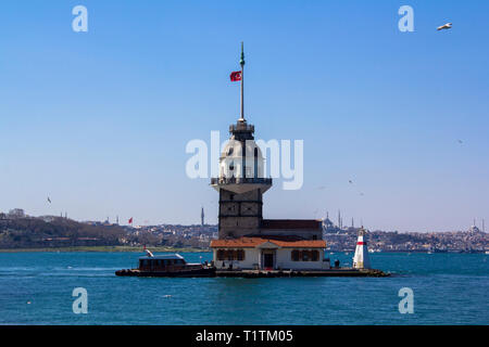 Maiden's Tower oder Kiz Kulesi in der Mitte am Bosporus, Istanbul. Turm auch als Leander's Tower bekannt. Stockfoto