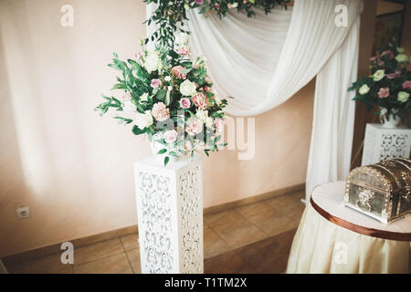 Dekoration für die Hochzeit. Schöne Blumen. Stockfoto