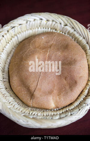 Marokkanisches Brot im Korb Stockfoto