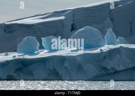 Antarktis, Palaver Punkt auf der Westseite von zwei hummock Insel im Palmer Archipels. Großen Eisbergs. Stockfoto