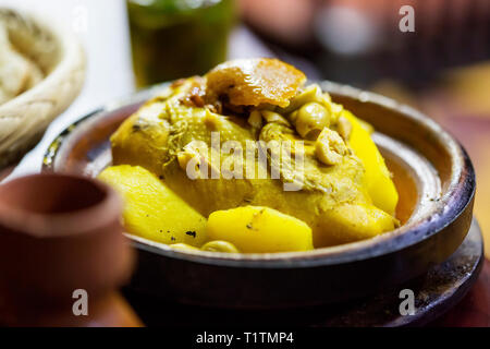 Huhn Zitrone Tagine, mit grünen Oliven, Zitronen und Kartoffeln Stockfoto