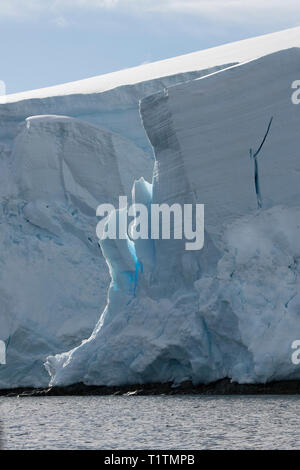 Antarktis, Palaver Punkt auf der Westseite von zwei hummock Insel im Palmer Archipels. Großen Eisbergs. Stockfoto