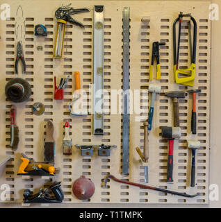 Sammlung von Vintage Zimmerei tools auf eine alte Werkbank: Holzbearbeitung, Handwerk und Handarbeit Konzept, flach. Stockfoto
