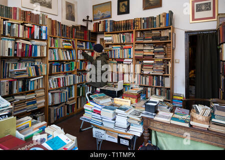 Frau in Second Hand Book Shop, Danzig, Polen Stockfoto