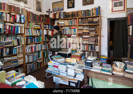 Frau in Second Hand Book Shop, Danzig, Polen Stockfoto