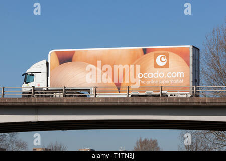 Ocado LKW unterwegs auf dem Straßennetz in den Midlands. Stockfoto