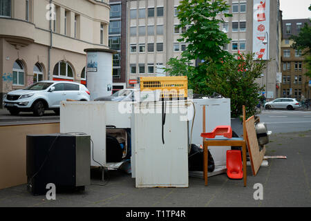 Sperrmuell, Ludolf-Camphausen-Straße, Köln, Nordrhein-Westfalen, Deutschland Stockfoto