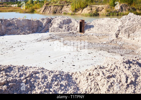 Sand Steinbruch. Close up Texturen von Sanddünen. Reine See Sand. Alte sand Mining. Stockfoto