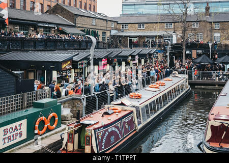 London, UK, 23. März 2019: Tour Boote auf der Regent's Canal in Camden Market, London günstig, Menschen zu Fuß rund um den Markt. Im Jahr 2020 der Regent's Stockfoto