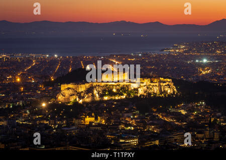 Sonnenuntergang (Nacht) Blick auf die Akropolis und Athen, Griechenland, aus den Lycabetus Hügel Stockfoto