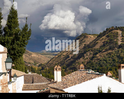 Spanien Andalusien Granada STURMWOLKEN ÜBER SPANISCHE DÄCHER UND FLIESEN Stockfoto