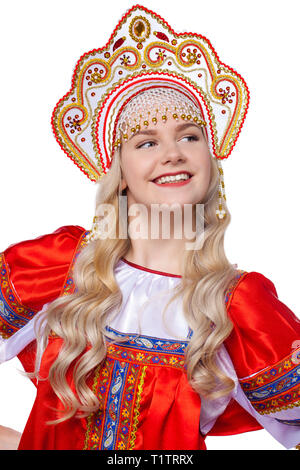 Traditionelle russische Tracht, Porträt einer jungen schönen blonden Mädchen im roten Kleid, auf weißem Hintergrund Stockfoto