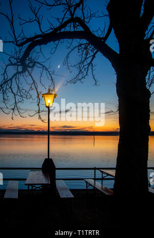 Laterne Licht bei Sonnenuntergang, den Ammersee Bayern Stockfoto