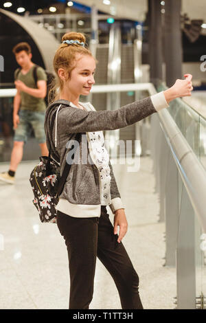 Junge Frau von selfie mit Smartphone im Bahnhof Stockfoto