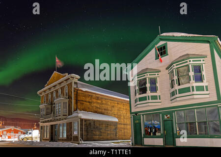 DAWSON CITY, Yukon, Kanada, 12. März 2019: Nordlichter über die alten Häuser der Gold Rush Stadt. Stockfoto