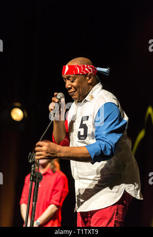 Krakau, Polen - 16. MÄRZ 2016: Der Amerikanische Schlagzeuger Billy Cobham live auf der Bühne in Eis Krakau, Polen Stockfoto